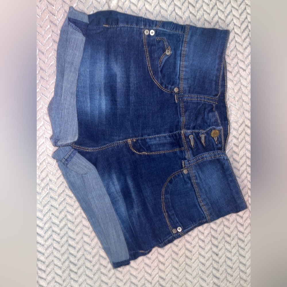 Short , butt lifting shorts